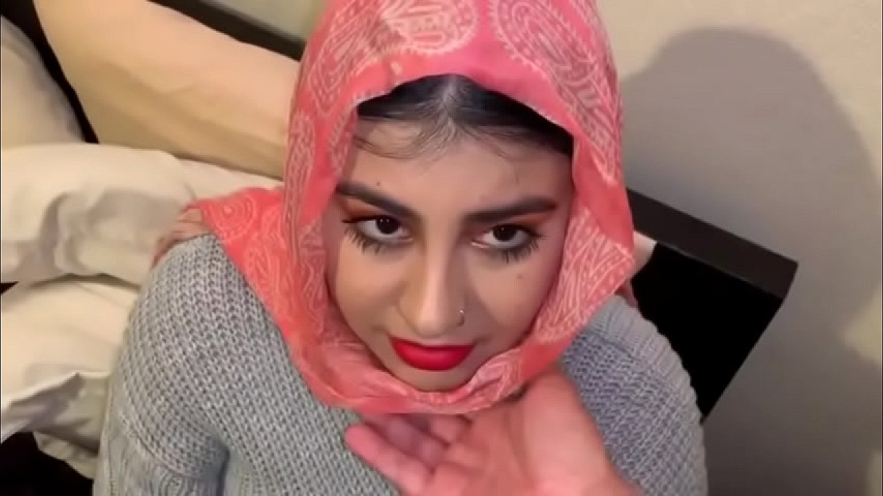 Senior recommendet hijab wearing stepdaughter sucks cock
