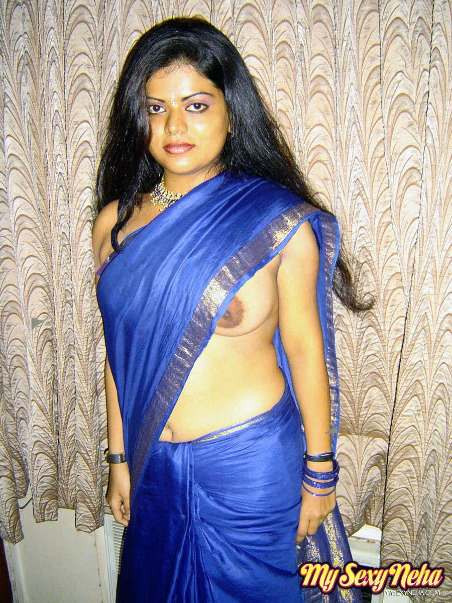 Saree clad indian hottie displaying body