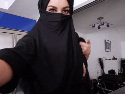 X-Tra reccomend cute hijabi girl showing
