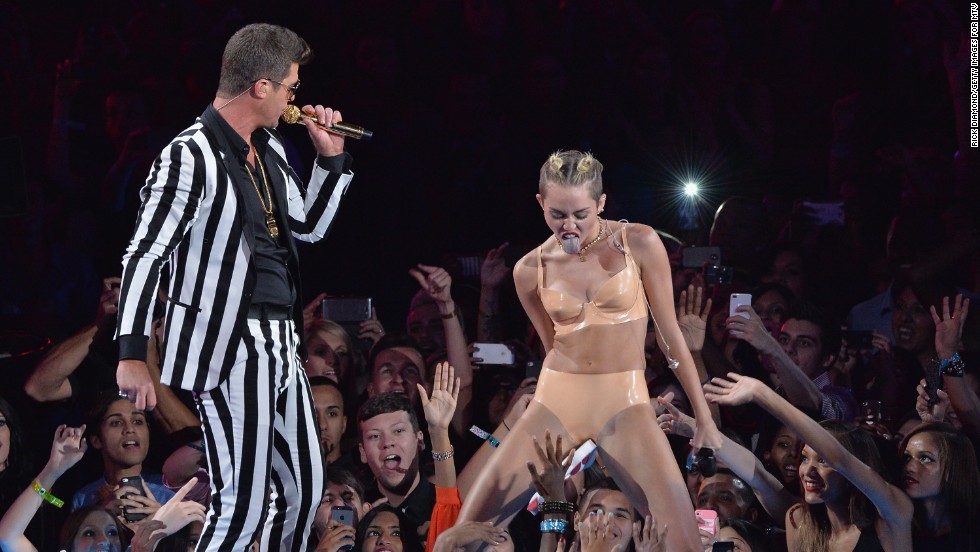 Miley cyrus twerking dancing arena monterrey