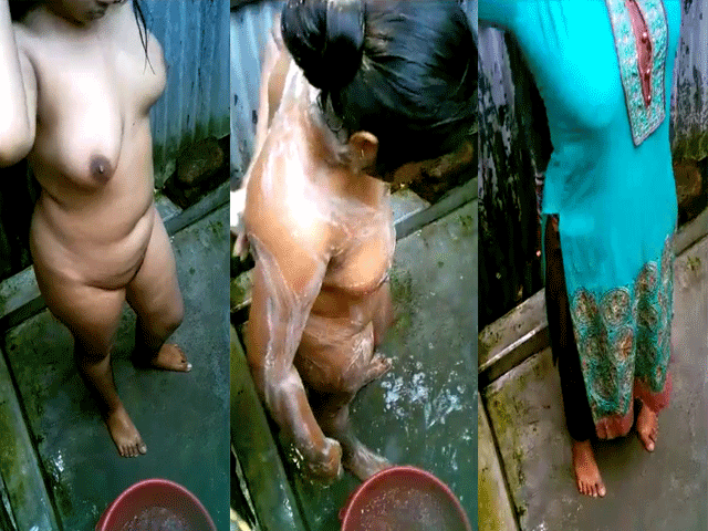 Desi hungry indian women taking bath